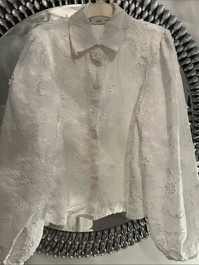 Ming White Embroidered Button-Front Blouse